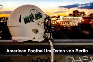 Football Helm und im Hintergrund den Berliner Fernsehturm