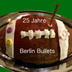 zeigt einen Kuchen in Footballform
